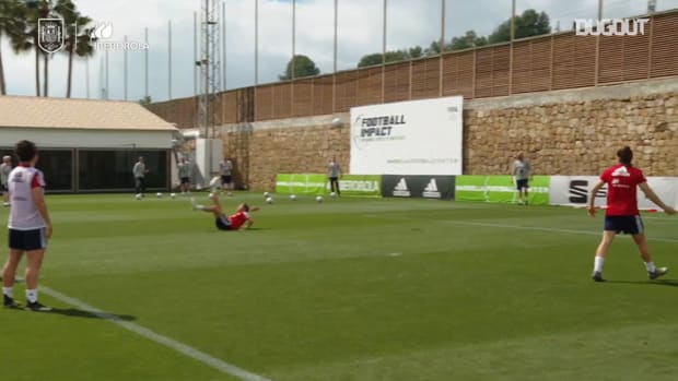 Patri Guijarro’s bicycle kick goal in Spain training
